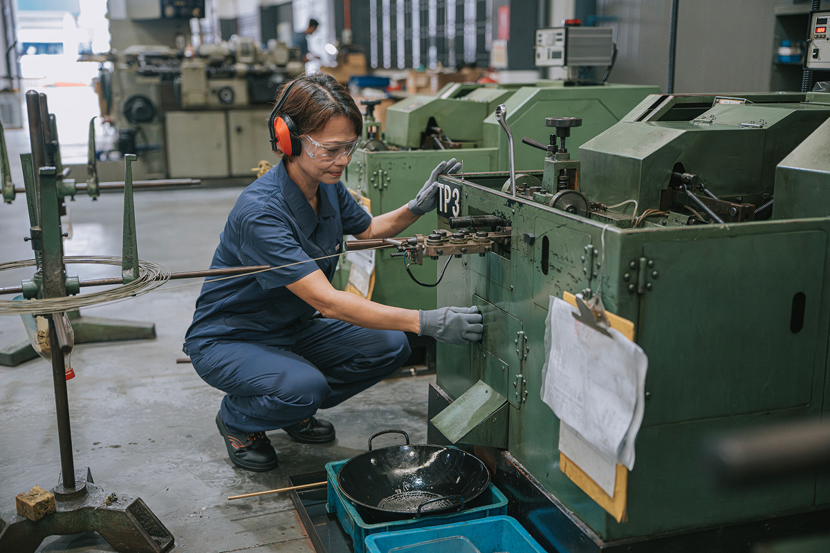 LMS for Manufacturing Companies | Litmos Image